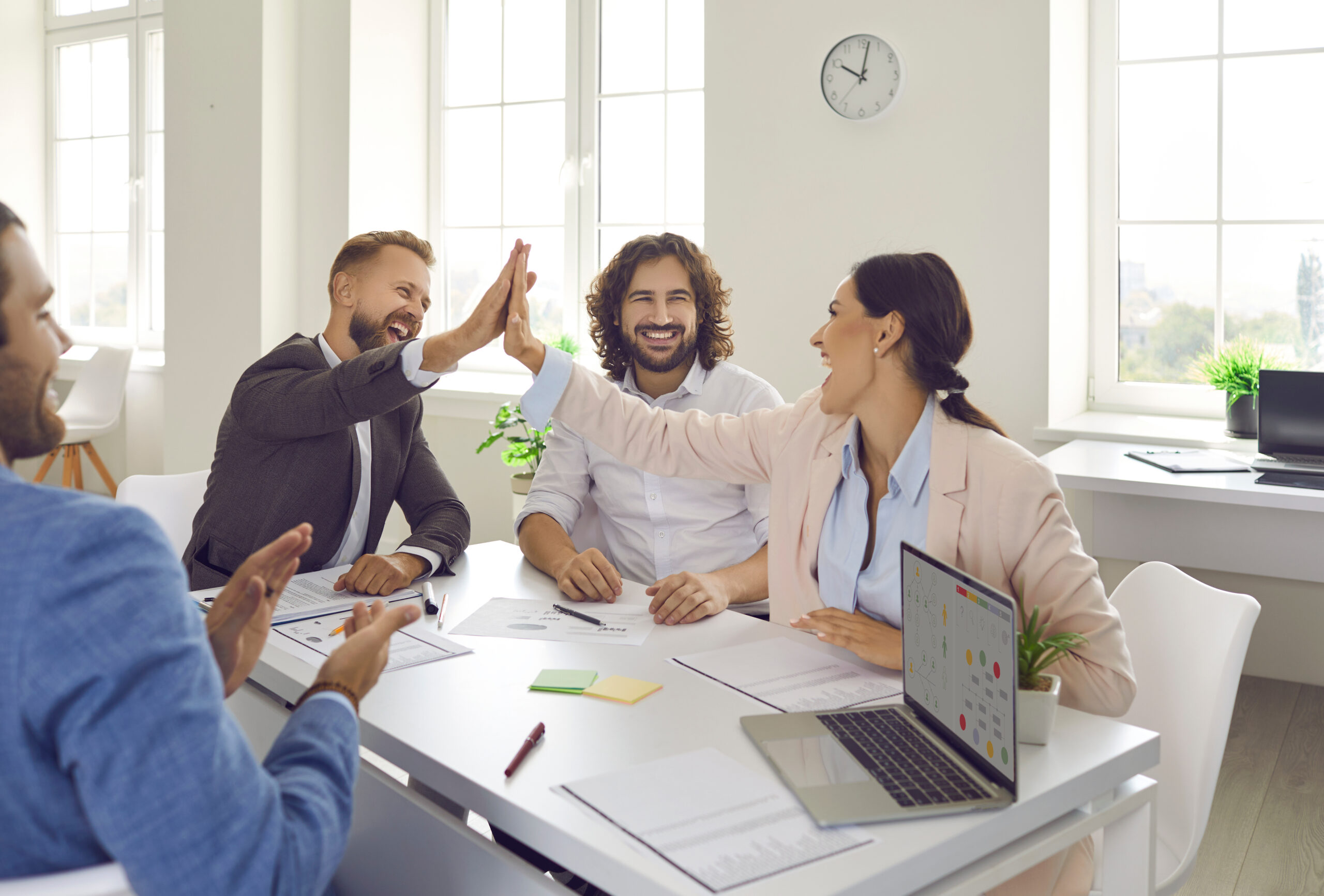 Estrategias para fortalecer el clima laboral y motivar a tus equipos